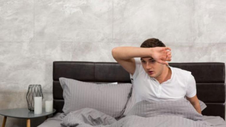 Νυχτερινή εφίδρωση: Τι μπορεί να σας συμβαίνει αν ιδρώνετε το βράδυ που κοιμάστε;