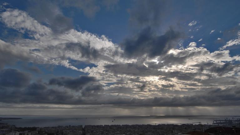 ΚΑΙΡΟΣ 22/11/2018: Συννεφιά με ασθενείς βροχές και μικρή πτώση της θερμοκρασίας