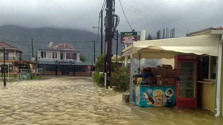 Πλημμύρες από τη σφοδρή κακοκαιρία πλήττει τη Ζάκυνθο
