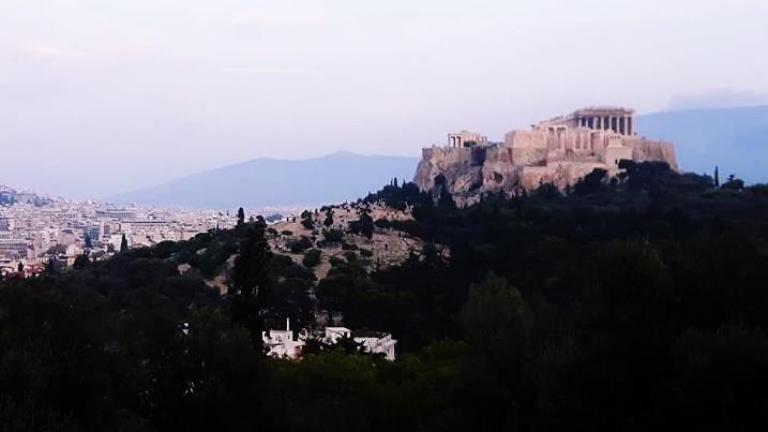 Τρόμος για τον αρχαιοφύλακα της Πνύκας - Επίθεση αγνώστων με... βαριοπούλες!