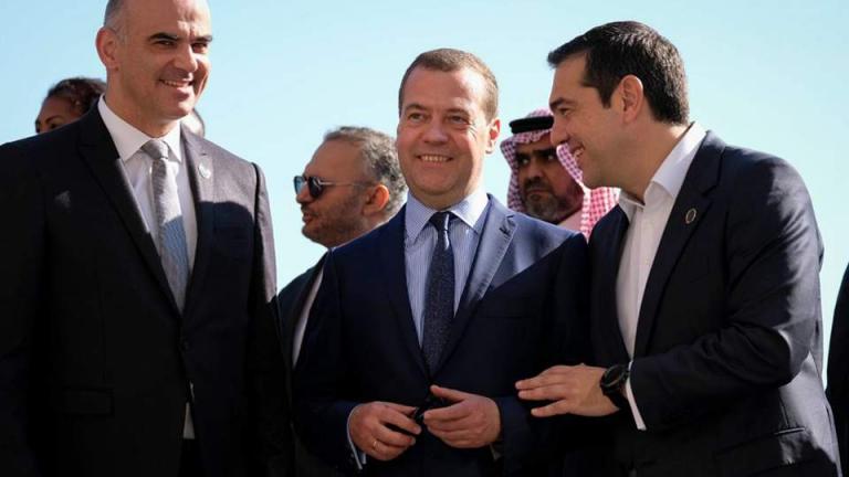 Η συνομιλία του Τσίπρα με τον Μεντβέντεφ και με τον Αλ Σίσι, στο περιθώριο της διεθνούς συνόδου για την Λιβύη