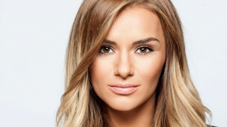 Οι ιθύνοντες του Alpha δίνουν χείρα βοηθείας στην Ελένη Τσολάκη πριν κόψουν την εκπομπή