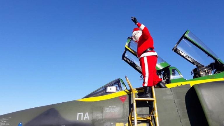Με πολεμικό αεροσκάφος έφτασε ο Άγιος Βασίλης στη Λάρισα 