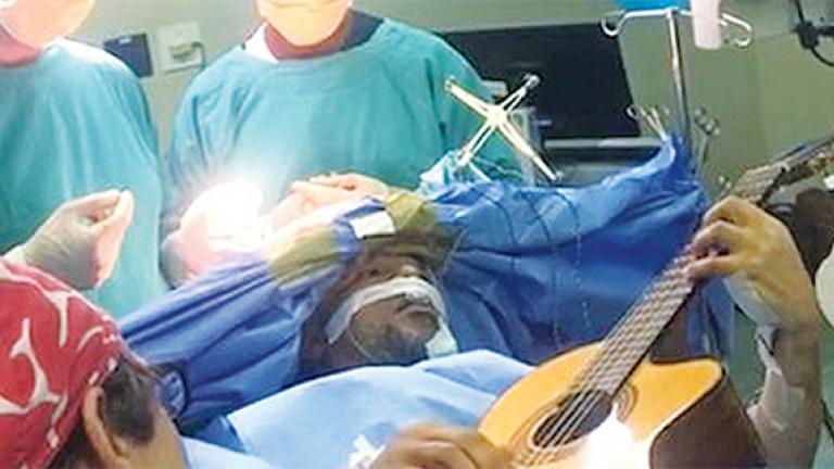 Χειρουργήθηκε στον εγκέφαλο και έπαιζε κιθάρα