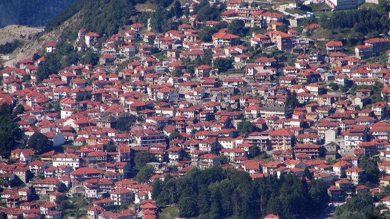 Μια ελληνική μικρή μαγική πόλη περικυκλωμένη από κατάφυτα βουνά - Έχετε πάει; 