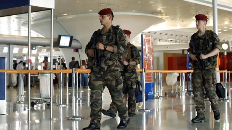 Πανικός στο αεροδρόμιο του Παρισιού από δυο άνδρες με αεροβόλα 