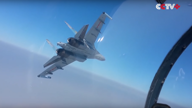 Δείτε βίντεο από τις εντυπωσιακές δοκιμές των νέων μαχητικών Su-35 που απέκτησε η Κίνα