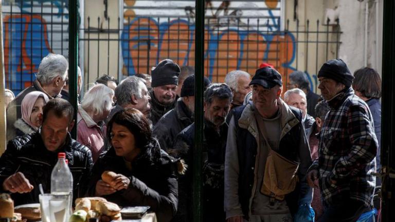 DW: Οι Έλληνες πεινάνε και τα παιδιά υποσιτίζονται