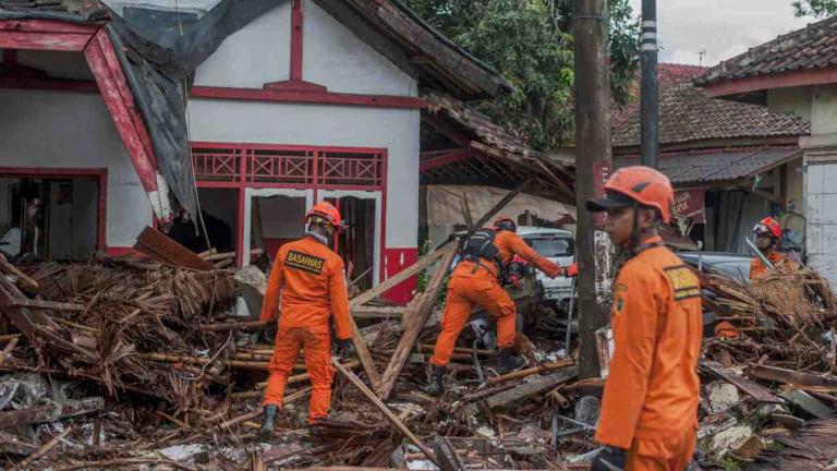 Τσουνάμι στην Ινδονησία: Εκατοντάδες νεκροί, πάνω από χίλιοι οι τραυματίες