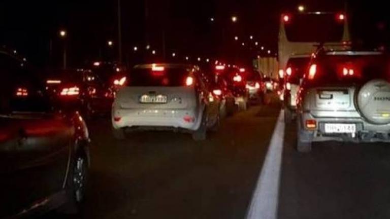 Σύγκρουση φορτηγού με ΙΧ στην Εθνική οδό-Ατελείωτες ουρές και στα δύο ρεύματα