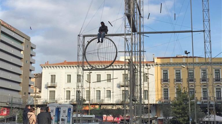 Άνδρας ανέβηκε στο γλυπτό της Ομόνοιας - Συναγερμός στις αρχές