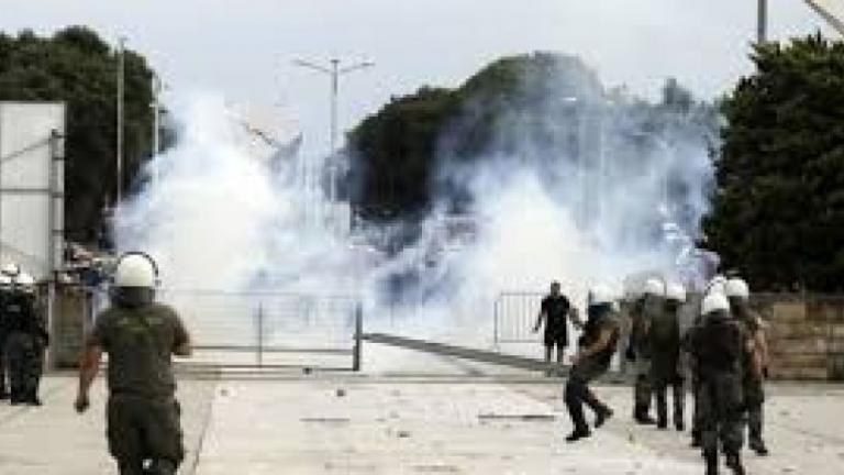 Πάτρα: Οπαδοί της Παναχαϊκής επιτέθηκαν με πέτρες σε αστυνομικούς 