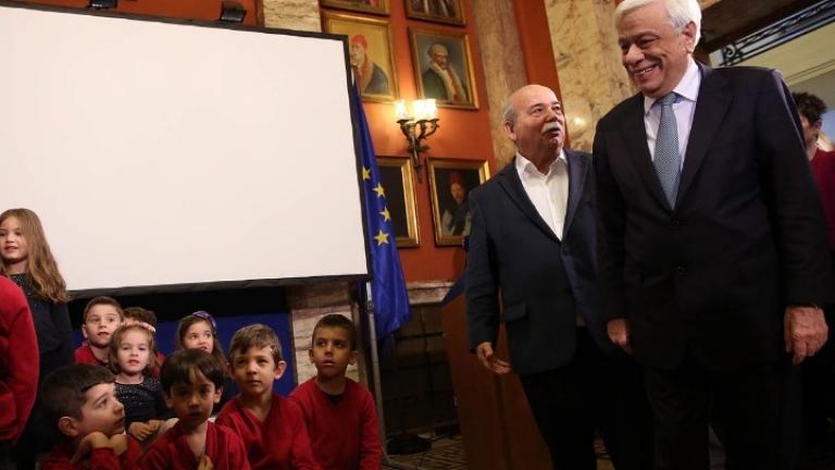 «Θα είμαστε δίπλα σας», διαβεβαίωσαν ο ΠτΔ και ο πρόεδρος της Βουλής τα ασυνόδευτα προσφυγόπουλα