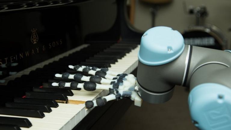 Το πρώτο ρομποτικό χέρι που παίζει στο πιάνο το  «τζινγκλ μπελς»