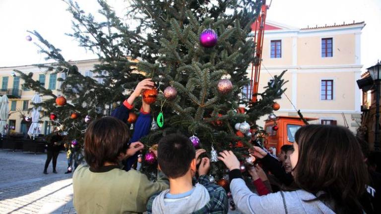 Ανακοινώθηκε πότε κλείνουν και πότε ανοίγουν τα σχολεία για τα Χριστούγεννα