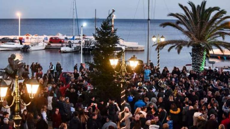 Άναψε το χριστουγεννιάτικο δέντρο στο βασανισμένο Μάτι – Στιγμές συγκίνησης από κατοίκους και εγκαυματίες που επιβίωσαν (ΦΩΤΟ)