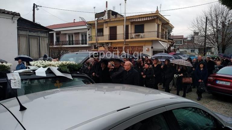 «Γύρνα Ελένη» η κραυγή της μάνας - Δάκρυσαν και οι πέτρες στην κηδεία της 21χρονης φοιτήτριας 