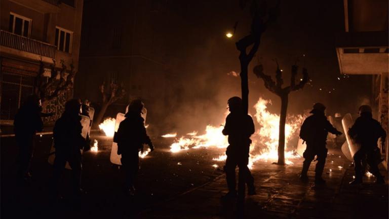 Στο έλεος κουκουλοφόρων αντεξουσιαστών το κέντρο της Αθήνας - Πεδίο μάχης και άλλες πόλεις