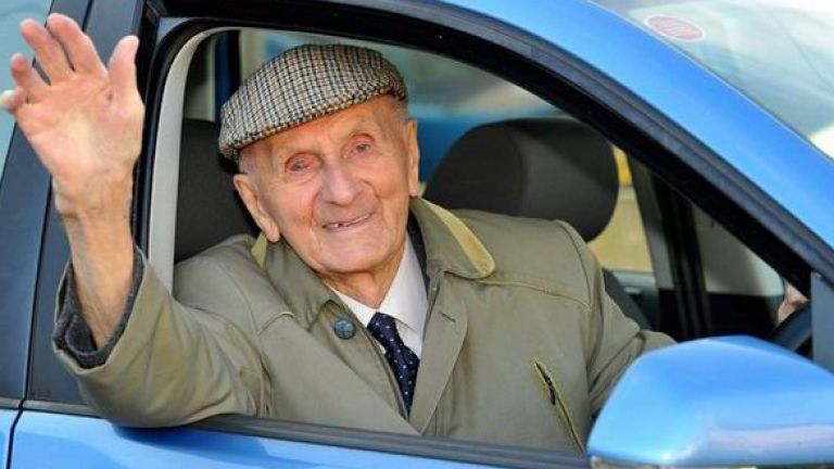 Με 100 ευρώ υπερήλικας ανανέωσε το δίπλωμά του και σπέρνει τον τρόμο!!