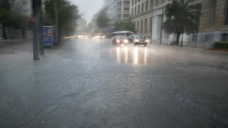 ΚΑΙΡΟΣ 17/12/2018: Τοπικές βροχές, καταιγίδες, χιόνια στα βορειοδυτικά ορεινά και πτώση της θερμοκρασίας