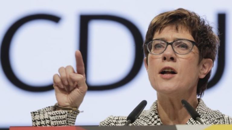 Αυτή είναι η Άνεγκρετ Κραμπ-Καρενμπάουερ, νέα πρόεδρος του CDU και.."εκλεκτό παιδί" της Μέρκελ 