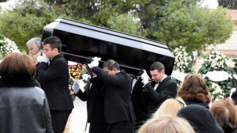 Μαριάννα Τόλη: Θρήνος στην κηδεία της - Τραγική φιγούρα ο 22χρονος γιός της