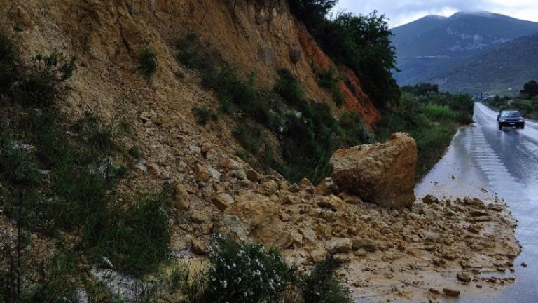 Νέες κατολισθήσεις στην περιοχή Πλωμαρίου στη Λέσβο, από τις χθεσινές βροχοπτώσεις