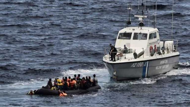 Σκάφος με μετανάστες προσέκρουσε σε βράχια-Διασώθηκαν 61 άτομα