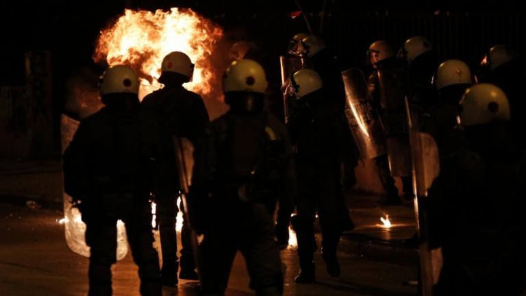 Επίθεση κουκουλοφόρων στο κτίριο των ΜΑΤ στην Καισαριανή