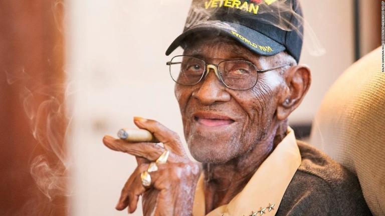 Εφυγε από τη ζωή την Πέμπτη στις ΗΠΑ ο γηραιότερος βετεράνος του Β΄ Παγκοσμίου Πολέμου, Ρίτσαρντ Όβερτον (ΦΩΤΟ- ΒΙΝΤΕΟ)