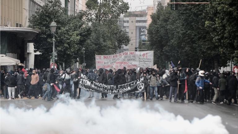 Επέτειος δολοφονίας Γρηγορόπουλου: Ξεκίνησαν τα επεισόδια στην Αθήνα