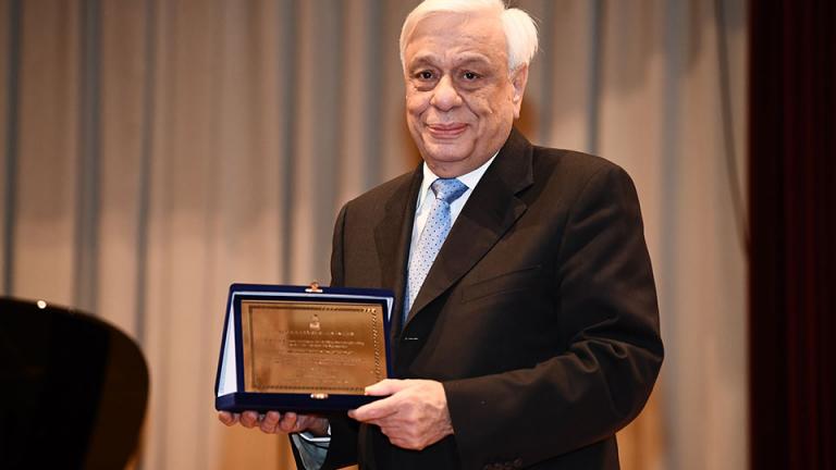 O ΠτΔ ανακηρύχθηκε επίτιμος Πρόεδρος της Εταιρείας Ελλήνων Φιλολόγων για την προσφορά του στην στήριξη του ελληνικού πολιτισμού