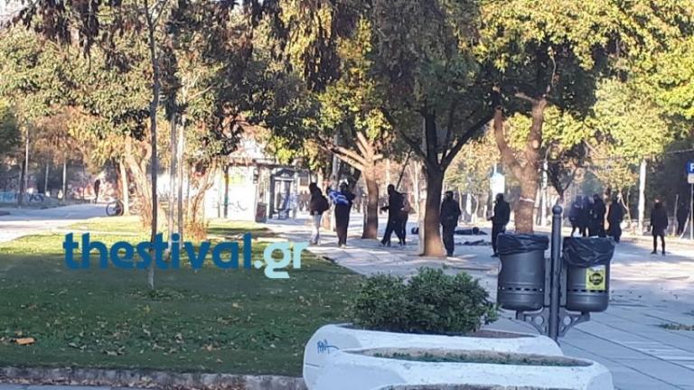 Θεσσαλονίκη: Κουκουλοφόροι έκαψαν την ελληνική σημαία (BINTEO)