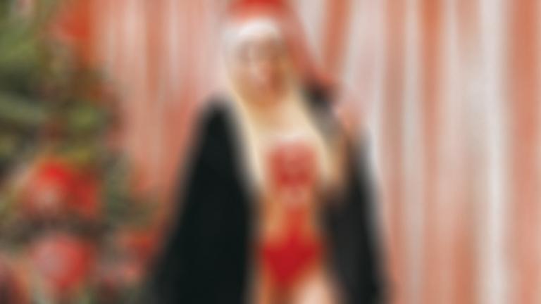 Εορταστική και sexy η Μιζεράκη