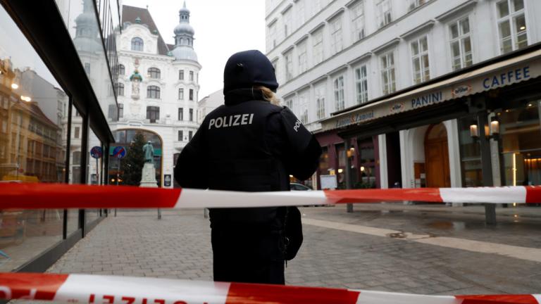 Συναγερμός σήμανε στην αστυνομία της Βιέννης έπειτα από πυροβολισμούς που έπεσαν στο κέντρο της πόλης, στοιχίζοντας τη ζωή σε ένα άτομο, ενώ ένα ακόμη έχει τραυματιστεί