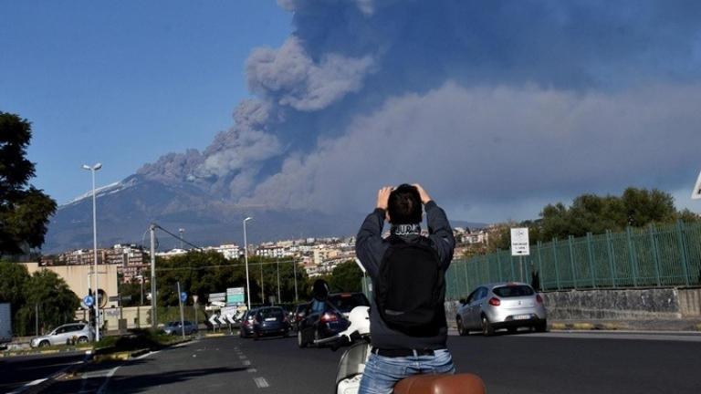 Πάνω από 130 μικρές σεισμικές δονήσεις σημειώθηκαν στο ηφαίστειο μετά την έκρηξη, γύρω στις 10.00 το πρωί ώρα Ελλάδας-Δείτε LIVE εικόνα από το σημείο