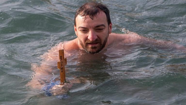 Ένας 35χρονος έπιασε πρώτος τον Σταυρό βουτώντας στα παγωμένα νερά του Θερμαϊκού