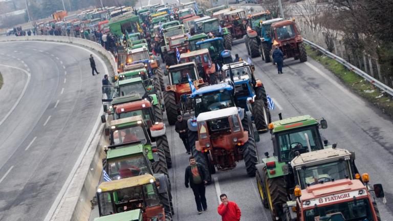 Ανυποχώρητοι και εξοργισμένοι οι αγρότες στο μπλόκο της Νίκαιας,μετά την άσκηση διώξεων