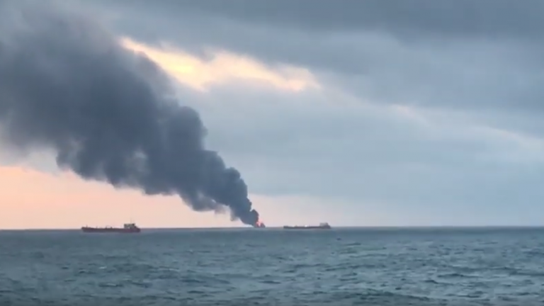 Εκρήξεις και φωτιά σε δύο πλοία στα στενά του Κέρτς (ΒΙΝΤΕΟ)