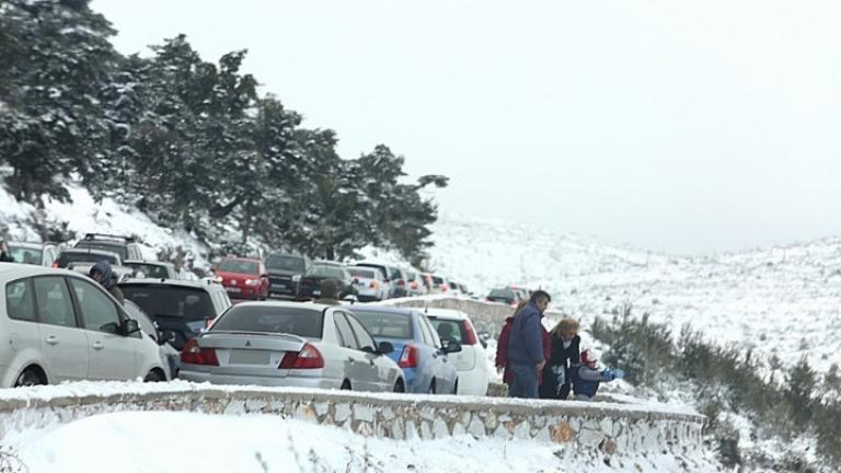 Έκλεισε λόγω χιονόπτωσης ο δρόμος προς Πάρνηθα