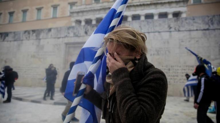 Ένταση στο συλλαλητήριο για την Μακεδονία στο Σύνταγμα - Εκτεταμένη χρήση χημικών- Τραυματίες αστυνομικοί και διαδηλωτές,μεταξύ τους και ένα μωρό-Μαχαίρωσαν έναν άνδρα (ΦΩΤΟ+LIVE VIDEO)  