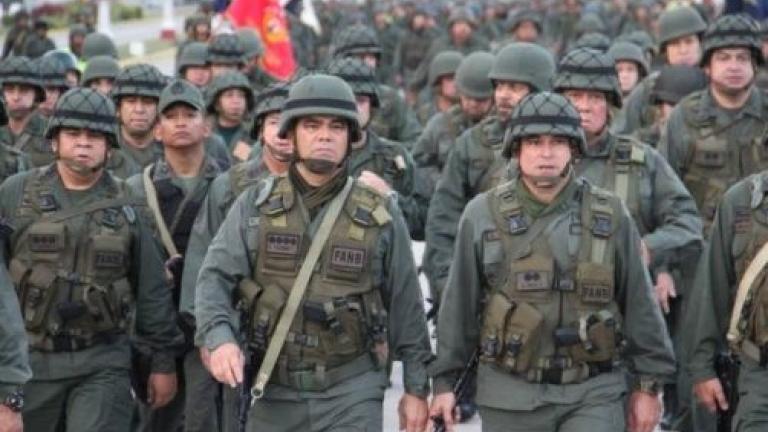 Βενεζουέλα: Κρίσιμος ο ρόλος του στρατού για τις εξελίξεις - Εντείνουν τις πιέσεις οι ΗΠΑ