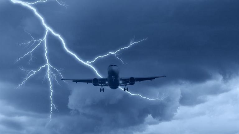 Θρίλερ στον αέρα - Κεραυνός χτύπησε αεροσκάφος με προορισμό τη Θεσσαλονίκη