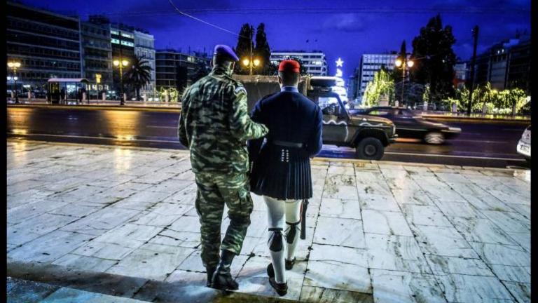 Με τζιπ και υποβασταζόμενοι οι Εύζωνες στο Σύνταγμα για την αλλαγή φρουράς