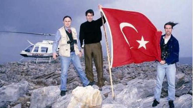 Σαν σήμερα 28 Ιανουαρίου 1996 η Κρίση των Ιμίων: Περιπολικό του Πολεμικού Ναυτικού κατεβάζει την τουρκική σημαία που ύψωσαν την προηγούμενη μέρα Τούρκοι δημοσιογράφοι και υψώνει την ελληνική.