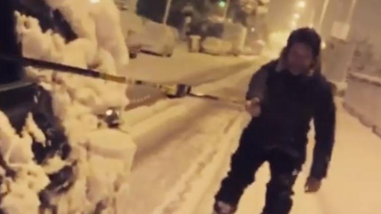 Πάνος Βλάχος: Σκι στους χιονισμένους δρόμους της Αθήνας 