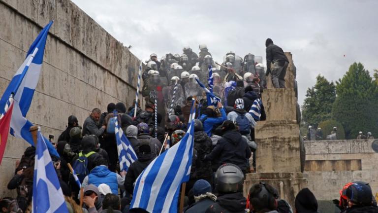 Συλλαλητήριο Μακεδονία: Επί τρεις ώρες έριχναν «φονικά αντικείμενα» στη Βουλή