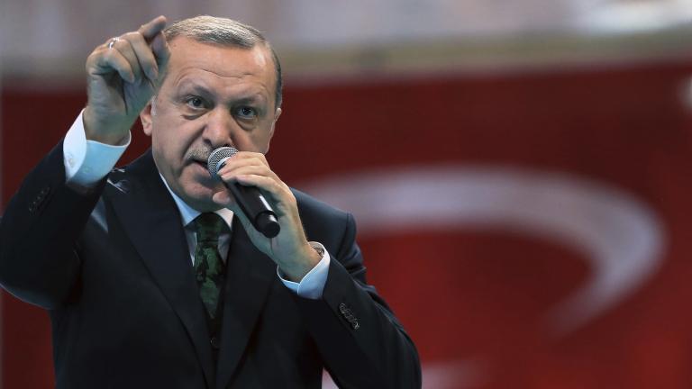 Εκνευρισμένος ο Ερντογάν απαιτεί τους 8 Τούρκους στρατιωτικούς