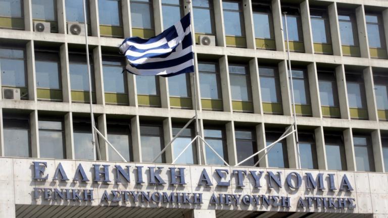 Δύο συλλήψεις για την επίθεση του Ρουβικώνα με μπογιές στην πρεσβεία των ΗΠΑ