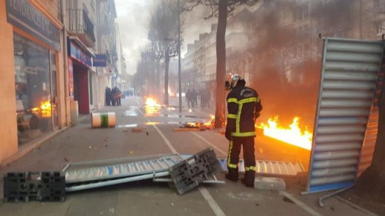 Άγριες συγκρούσεις «κίτρινων γιλέκων» - αστυνομίας στο Παρίσι 